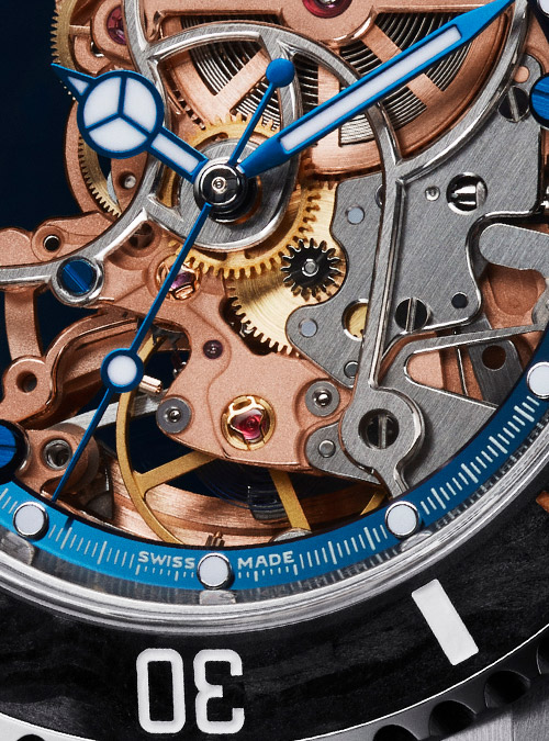 close up mouvement en or rose skeleté montre Andrea Pirlo