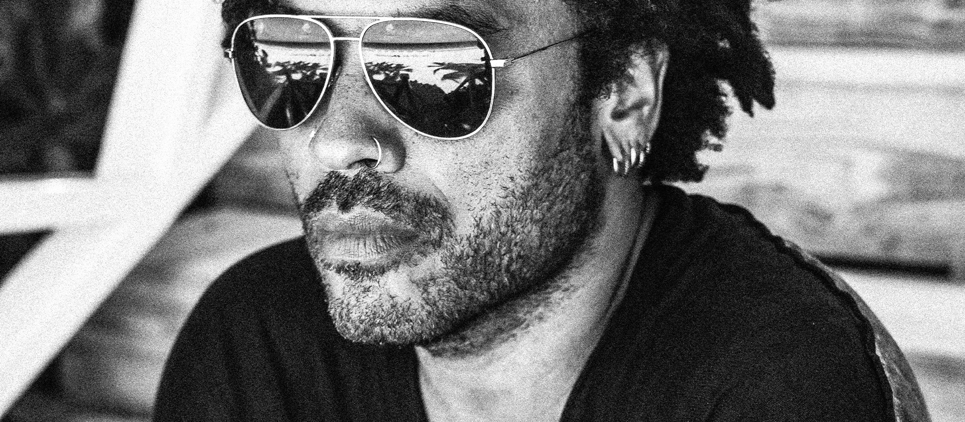 Closeup bras de Lenny Kravitz avec la montre LK01