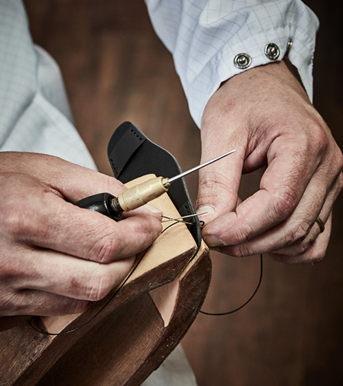 Artisan travaillant sur le bracelet de la montre LK01 de Lenny Kravitz