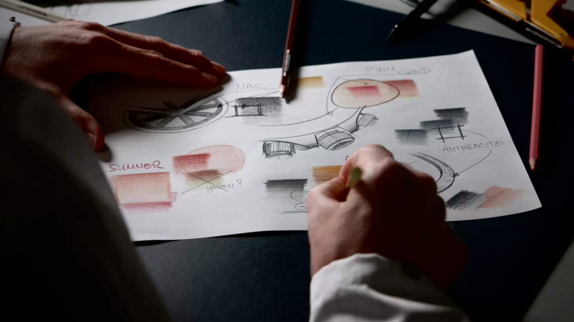 Designer horloger qui dessine une montre