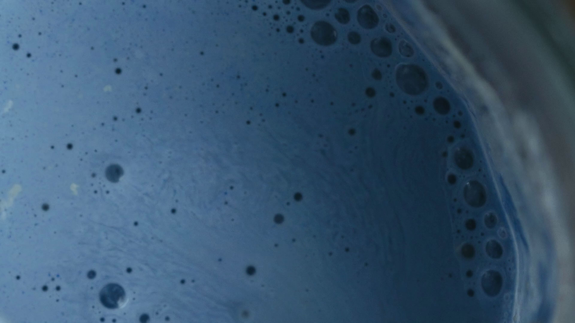 peinture bleue liquide avec bulles