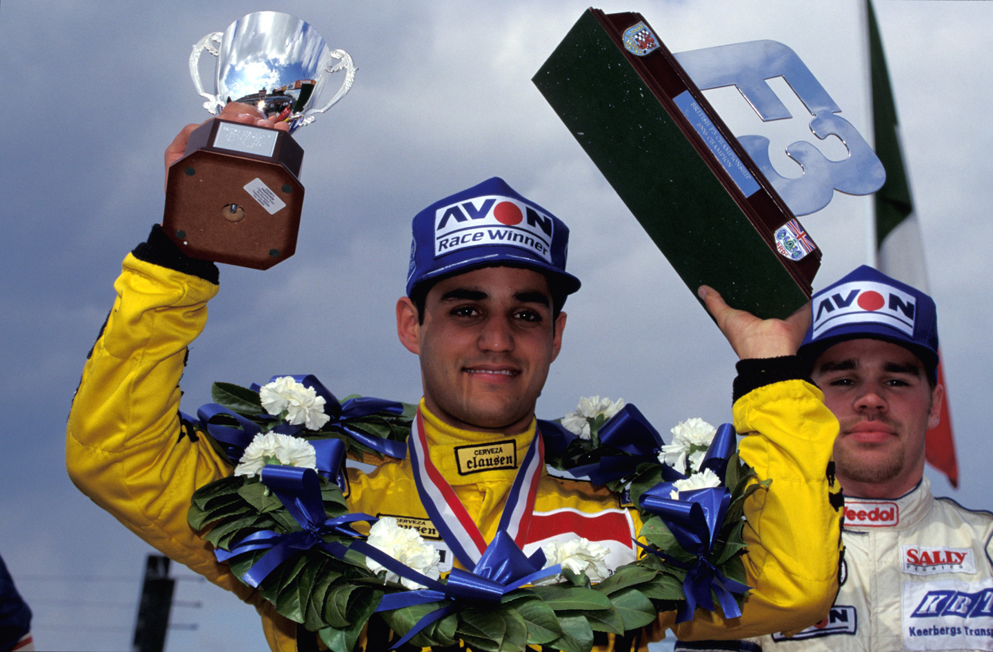 Juan Pablo Montoya Portrait Juan Pablo Montoya tenant un trophée
